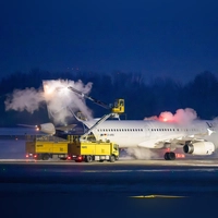 Fünf Lufthansa-Flugzeuge konnten wegen Schneefalls in der Februarnacht nicht abheben. (Symbolbild) (Foto: Peter Kneffel/dpa)