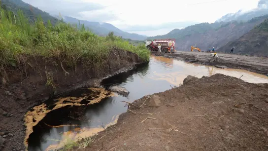 Nach heftigen Regenfällen war Ende vergangener Woche bei einem Erdrutsch in der Region Piedra Fina in der Provinz Napo eine Pipeline des Energiekonzerns OCP leckgeschlagen. (Foto: Diego Pastillo/Umweltministerium Ecuador/dpa)