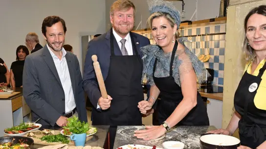 Königin Maxima (2.v.r) und König Willem-Alexander (M) beim Besuch einer Community-Cooking-Küche in Wien. (Foto: Hans Punz/APA/dpa)