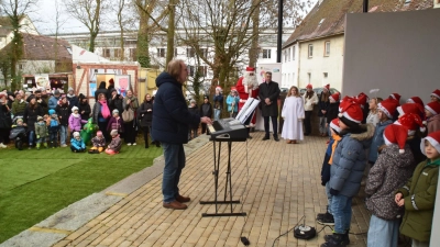 Nicht nur Christkind und Weihnachtsmann freuten sich über die Musik.  (Foto: Gerhard Krämer)