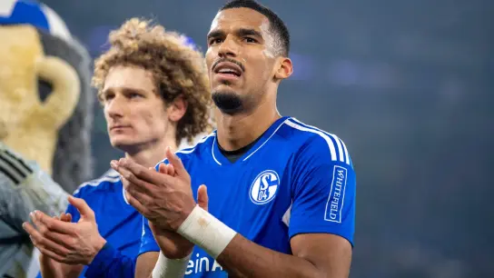 Der Schalker Moritz Jenz (r) zeigte auch im Derby gegen den BVB eine starke Leistung. (Foto: David Inderlied/dpa)