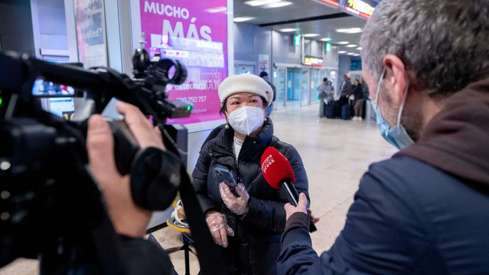 Eine Passagierin, die von Chongqing nach Madrid geflogen ist. (Foto: Alberto Ortega/EUROPA PRESS/dpa)