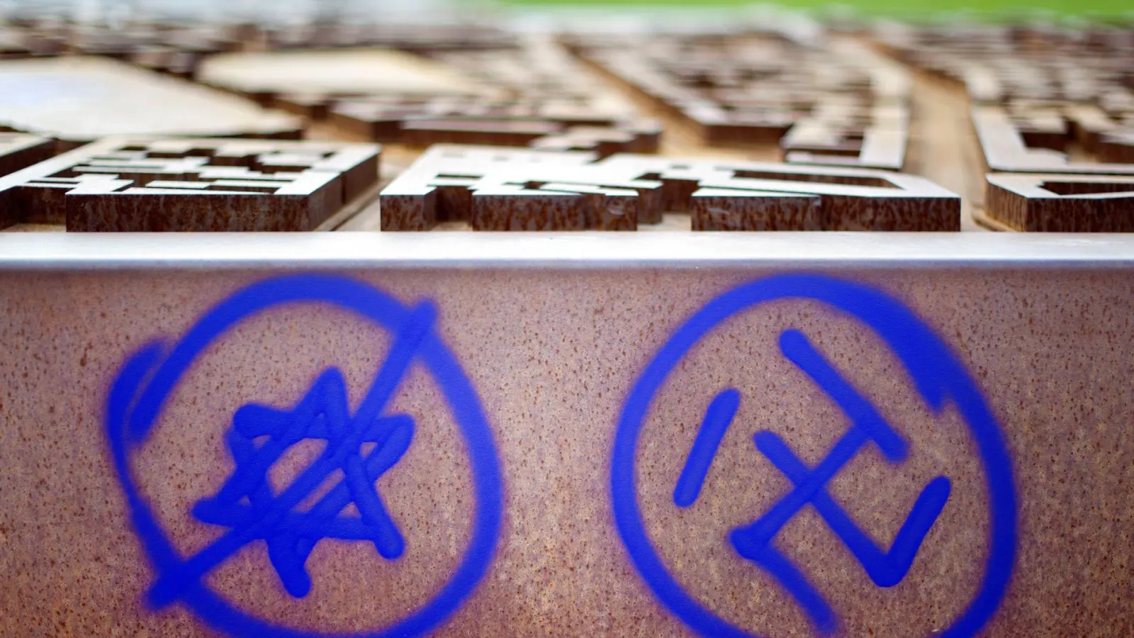 Die Zahl antisemitischer Vorfälle bleibt auf einem Rekordhoch. (Archivbild) (Foto: Daniel Reinhardt/dpa)