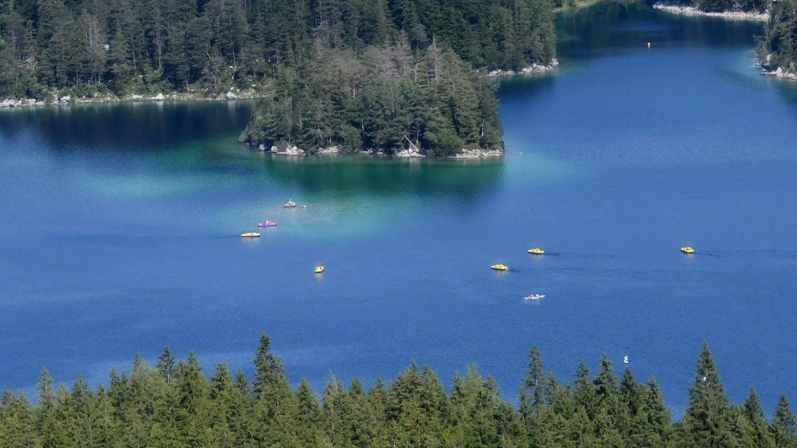 Im Eibsee sind ein Mann und sein Sohn untergegangen. (Symboldbild) (Foto: Angelika Warmuth/dpa)