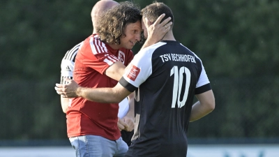 Im innigen Zwiegespräch: Bechhofens Meistertrainer Achim Arnold (links) mit Spieler Jonas Meyer. (Foto: Martin Rügner)