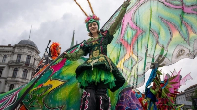 Tänzerinnen der Gruppe „Sapucaiu No Samba“ bei der Parade zum 26. Karneval der Kulturen. (Foto: Monika Skolimowska/dpa)