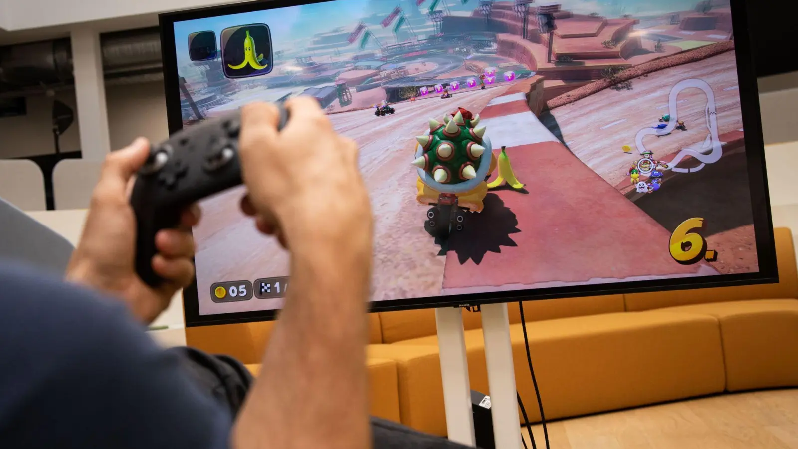 Gleich rutscht Bowser auf der Bananenschale aus. „Mario Kart World“ bringt das bekannte und beliebte Rennspiel auf die neue Switch 2.  (Foto: Christin Klose/dpa-tmn)