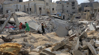 Während Kinder zwischen den Trümmern zerstörter Häuser spielen, halten die indirekten Verhandlungen über einen Geisel-Deal im Gaza-Krieg weiter an. (Foto: Rizek Abdeljawad/XinHua/dpa)