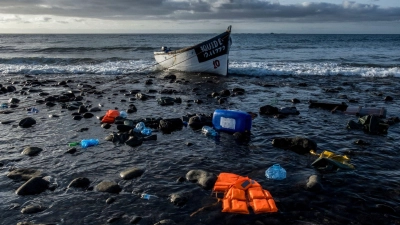 Ein Holzboot, mit dem Flüchtlinge über den Atlantischen Ozean gefahren sind, liegt an der Küste der Kanarischen Inseln (Archivbild). Im Atlantik werden viele Migranten vermisst. (Foto: Javier Bauluz/AP/dpa)