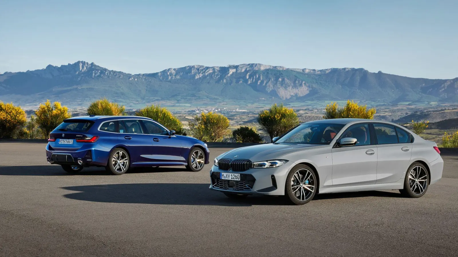 Aufgefrischt: Zum Sommer gibt BMW dem 3er Touring und Limousine (rechts) ein Facelift. (Foto: BMW AG/dpa-tmn)