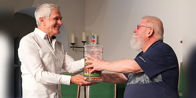 Der alte und der neue Kellermeister: Günter Otto Wasilewski (rechts) übergibt den Humpen symbolisch an seinen Nachfolger Joachim Roth. (Foto: Simone Hedler)