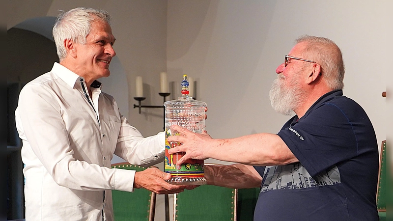 Der alte und der neue Kellermeister: Günter Otto Wasilewski (rechts) übergibt den Humpen symbolisch an seinen Nachfolger Joachim Roth. (Foto: Simone Hedler)