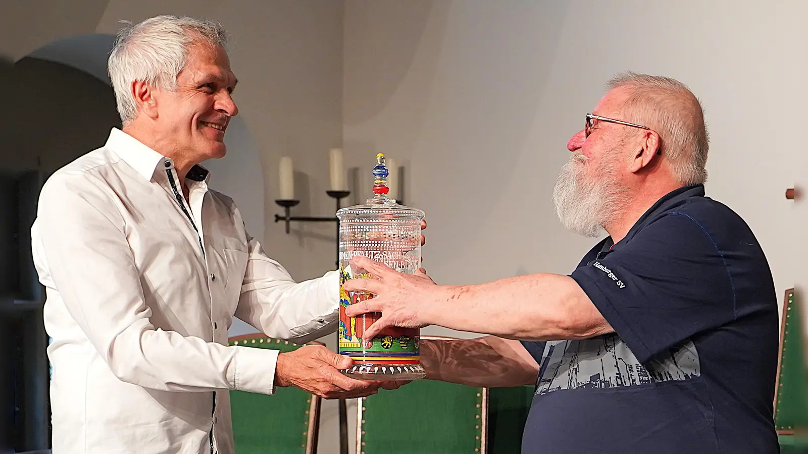 Der alte und der neue Kellermeister: Günter Otto Wasilewski (rechts) übergibt den Humpen symbolisch an seinen Nachfolger Joachim Roth. (Foto: Simone Hedler)