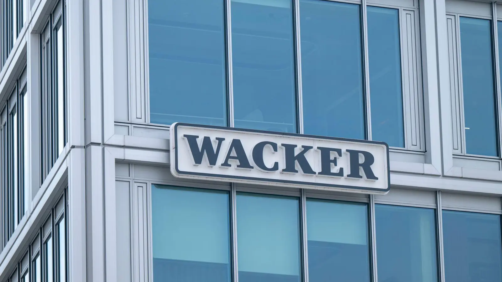 Das Wacker-Hauptgebäude in München. Der Chemiekonzern ist in der schwierigsten Lage seit Jahrzehnten. (Archivbild) (Foto: Peter Kneffel/dpa)