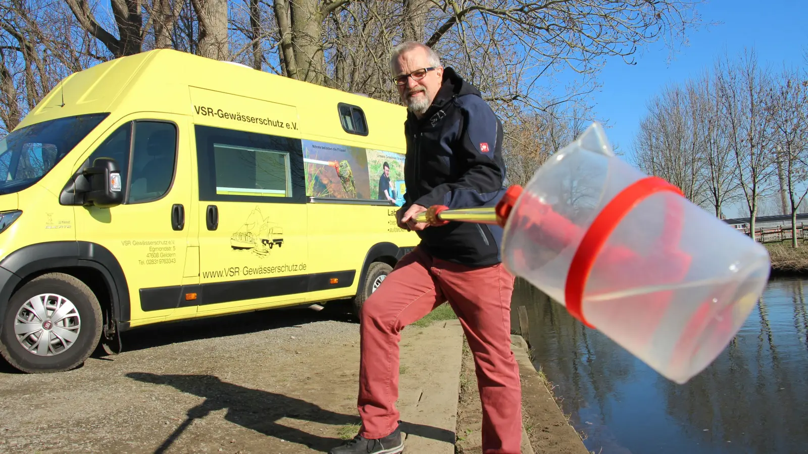Harald Gülzosw von der Organisation VSR-Gewässerschutz nimmt eine Wasserprobe. (Foto: Susanne Bareiss-Gülzow)
