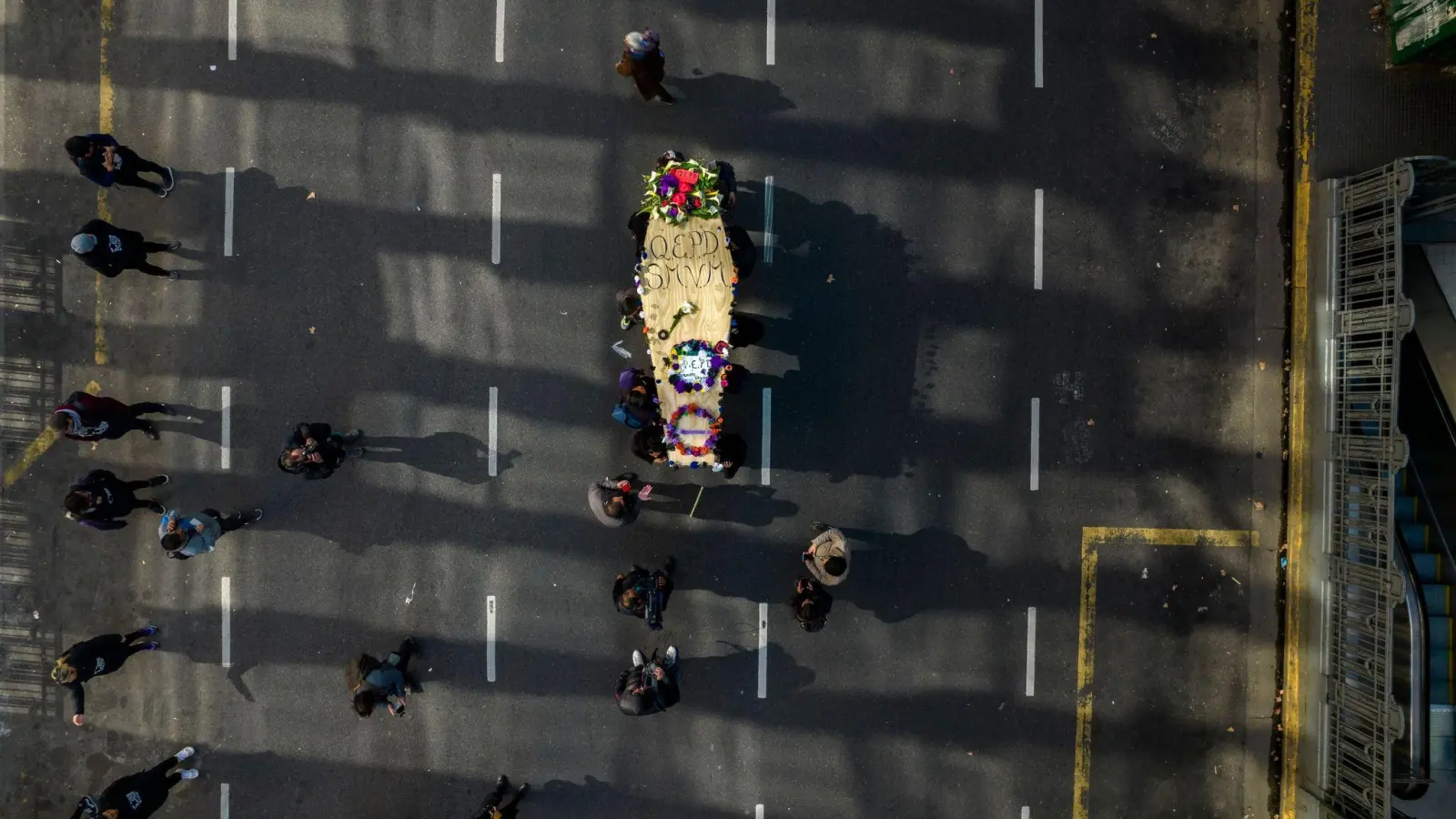 Protest gegen die Regierung: Demonstranten in Buenos Aires mit einem Sarg, der den Tod eines Mindestlohns darstellen soll. Die Inflationsrate in Argentinien ist auf über 70 Prozent gestiegen. (Foto: Rodrigo Abd/AP/dpa)