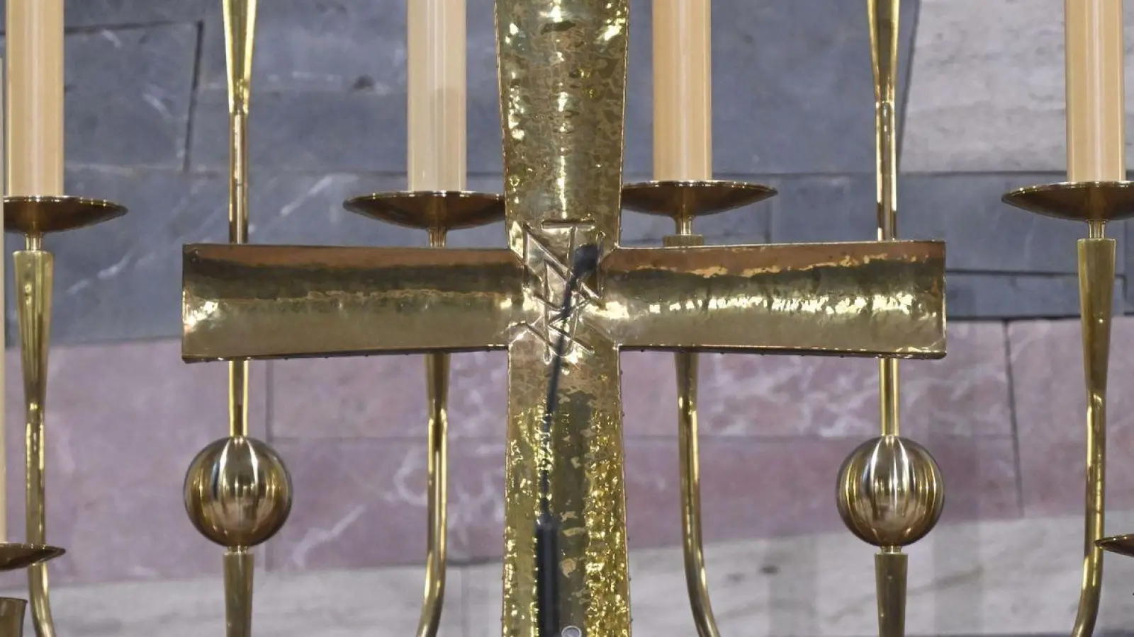 Ein Kreuz ist am Ostersonntag in einer Kirche am Altar zu sehen. (Foto: Felix Hörhager/dpa/Symbolbild)