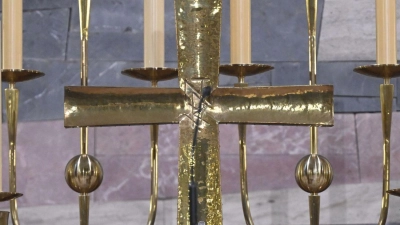 Ein Kreuz ist am Ostersonntag in einer Kirche am Altar zu sehen. (Foto: Felix Hörhager/dpa/Symbolbild)