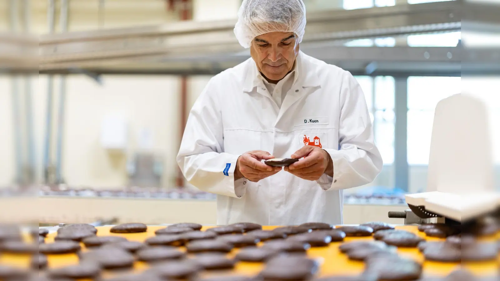 Schon bald kommen die ersten Lebkuchen, Stollen und Zimtsterne in den Handel. (Foto: Daniel Karmann/dpa)
