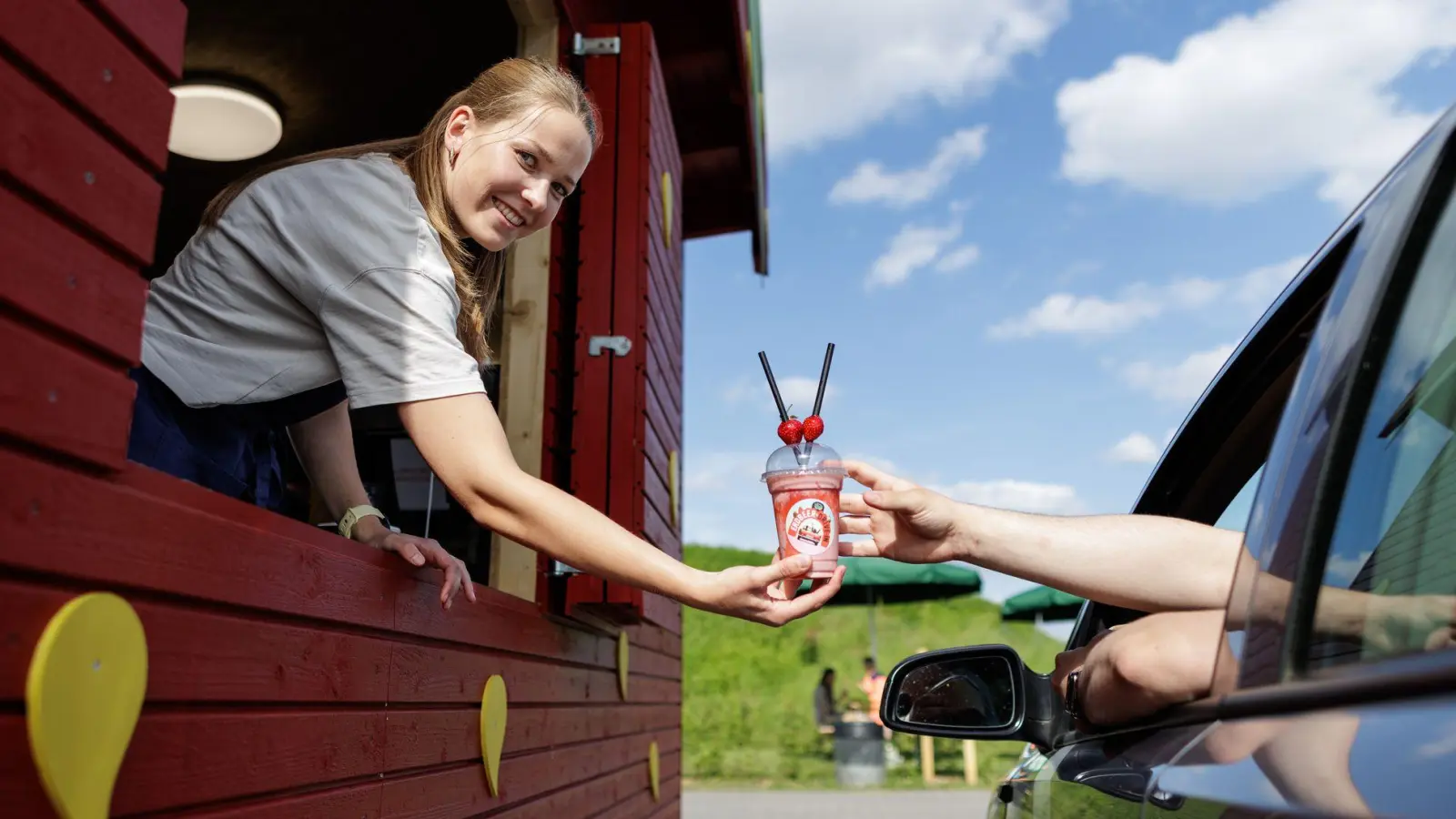 Neben frischen Erdbeeren gibt es auch Eis und Milchshakes im Erdbeer-Drive-in. (Foto: David Ebener/dpa)