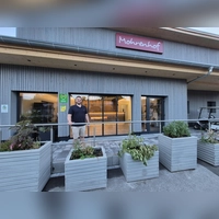 Betreiber Mario Wawro vor dem neuen Rezeptionsgebäude: Knapp eine Million Euro wurde in dieses Gebäude investiert. (Foto: Margit Schwandt)