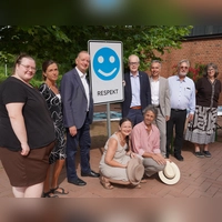 Beatrix Friedsmann (Kreisjugendring), Martina Ringler (Gesundheitsamt), Oberbürgermeister Thomas Deffner, Andrea Helmreich (Gesundheitsamt), stellvertretender Landrat Dr. Jürgen Pfeiffer, Künstler Johannes Volkmann, Dieter Mai (Sparkasse Ansbach), Pfarrer Jens Porep und Kerstin Herzog (von links) waren bei der Abschlussveranstaltung der „Verkehrsschilder der Gerechtigkeit“ dabei. (Foto: Landratsamt Ansbach/Susanne Merkel)