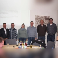 Fünf neue Ratsmitglieder wurden in der Sitzung begrüßt. das Foto zeigt Bürgermeister Peter Köhnlechner mit Markus Koller, Anja Naser, Jörn Vermehren, Jürgen Bäuerlein und Peter Gundel (von links). (Foto: Susanne Landgraf)