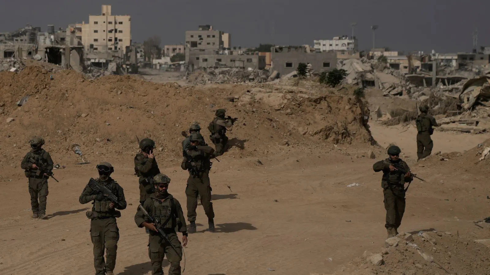 Nach fast zwei Jahren Krieg sind viele israelische Soldaten erschöpft. (Archivbild) (Foto: Leo Correa/AP/dpa)