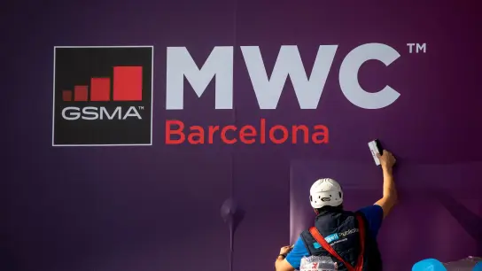 Die wichtigste Mobilfunkmesse MWC wird bis mindestens 2030 weiter in Barcelona stattfinden. (Foto: Emilio Morenatti/AP/dpa)