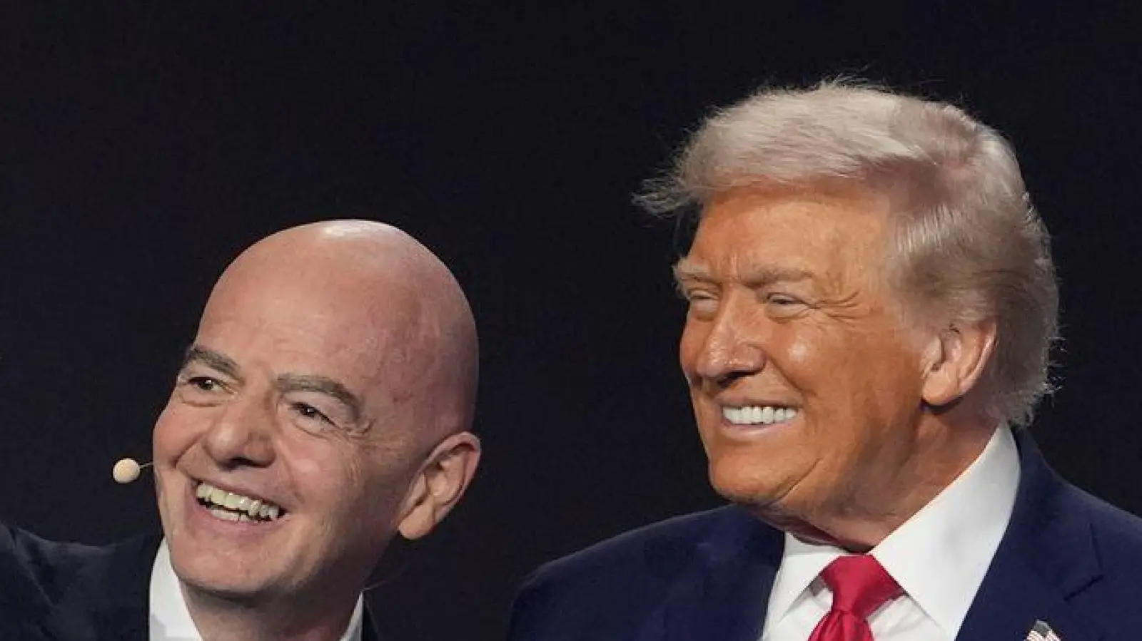 FIFA-Präsident Gianni Infantino (l-r) macht ein Selfie mit US-Präsident Donald Trump, der mexikanischen Präsidentin Claudia Sheinbaum und dem kanadischen Premierminister Mark Carney. (Foto: Evan Vucci/AP/dpa)