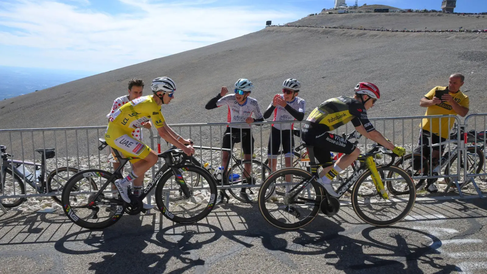 In den Alpen wird ein erneuter Schlagabtausch zwischen Tadej Pogacar (l.) und Jonas Vingegaard erwartet.  (Foto: Bernard Papon/Pool L'Equipe/AP/dpa)