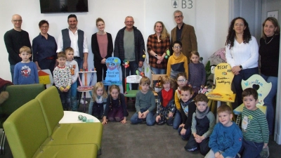 Zum Start der Aktion im Bürgeramt waren auch Mädchen und Jungen des Kindergartens Schwalbennest mit ihren Betreuerinnen, Vertreterinnen der anderen beteiligten Kindergärten sowie Stadtjugendpfleger Thomas Hartnagel (5. von links) gekommen. Unser Bild zeigt sie mit Bürgermeister Patrick Ruh (3. von rechts), dem städtischen Jugendreferenten Thomas Heidecker (3. von links) und dem Leiter des Bürgeramts, Thomas Schmidt (links). (Foto: Jasmin Kiendl)