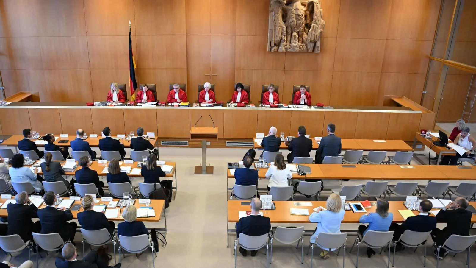Der Zweite Senat des Bundeverfassungsgerichts verhandelt über die Wahlprüfungsbeschwerde der Unionsfraktion im Bundestag. (Foto: Bernd Weißbrod/dpa)