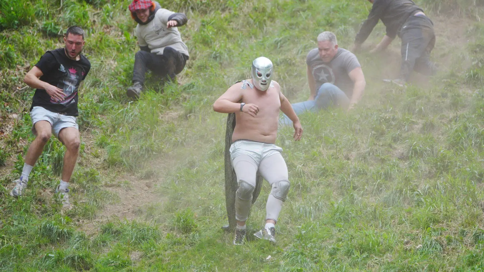 Jagd auf den Käse: Es geht einen steilen Hügel hinab. (Foto: Ben Birchall/PA Wire/dpa)