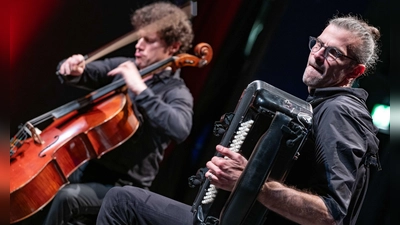 Das Duo für die „Jazztime“ der Bachwoche Ansbach: der Akkordeonist Vincent Peirani, und der Cellist François Salque. (Foto: André De Geare)