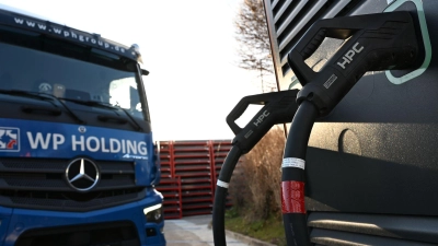 Seit einigen Jahren gehören bei der WP Spedition in Zwickau auch Elektro-Lkw zum Fuhrpark.  (Foto: David Hammersen/dpa)