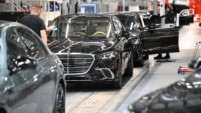 Mercedes-Benz hat im dritten Quartal weniger Autos verkauft. (Archivbild) (Foto: Bernd Weißbrod/dpa)