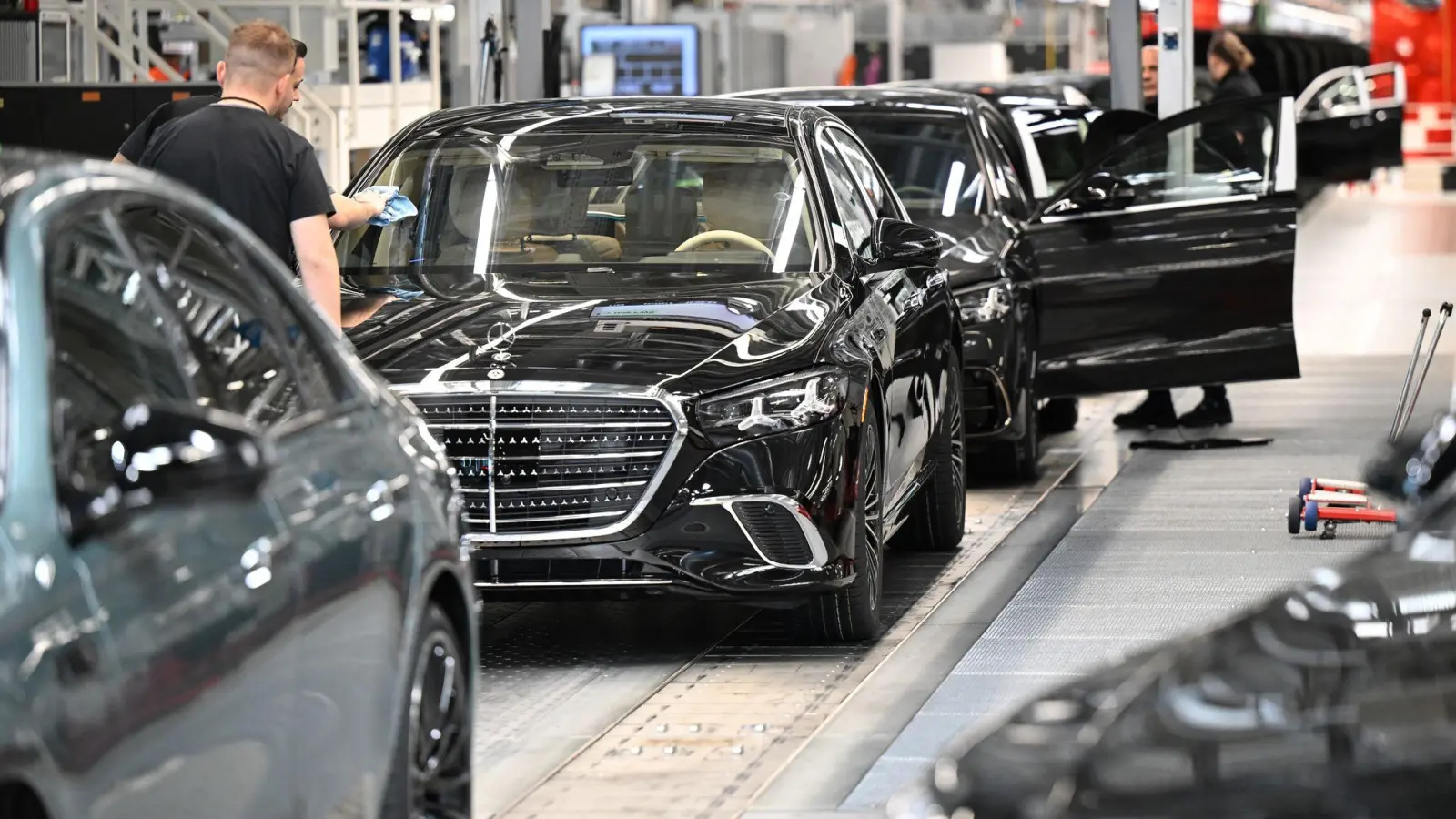 Mercedes-Benz hat im dritten Quartal weniger Autos verkauft. (Archivbild) (Foto: Bernd Weißbrod/dpa)
