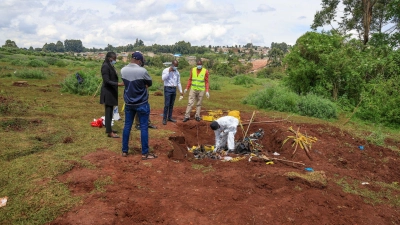 Der Fall von mindestens 33 Leichen in einem Massengrab gibt den kenianischen Ermittlern Rätsel auf. (Foto: Andrew Kasuku/AP/dpa)