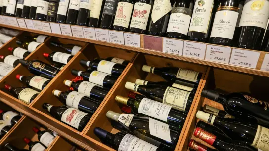 Die Teuerung wirkt sich auf die Verkaufszahlen von Wein aus. Insgesamt ging der Weinkonsum im vergangenen Jahr um 10 Prozent zurück. (Foto: Oliver Berg/dpa)