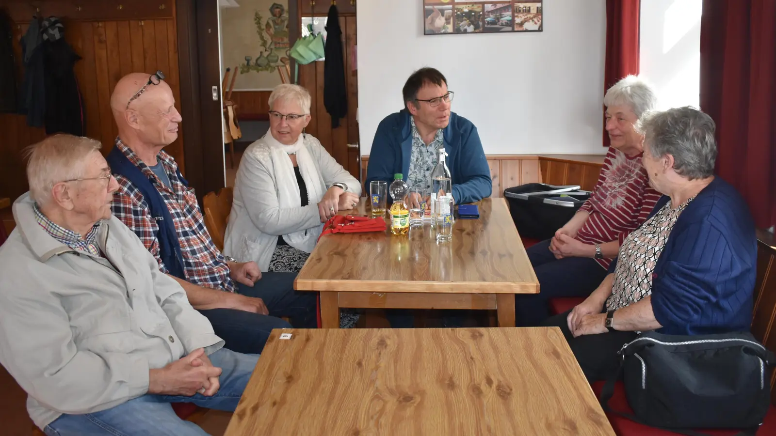 Zum Treffen für Seniorinnen und Senioren, die den Wunsch haben, neue Leute kennenzulernen, wird nach Markt Erlbach eingeladen. Die sympathische Gruppe um Organisator Hans-Joachim Ochs (am Kopf der Runde sitzend) freut sich auf weitere Interessierte. (Foto: Ute Niephaus)