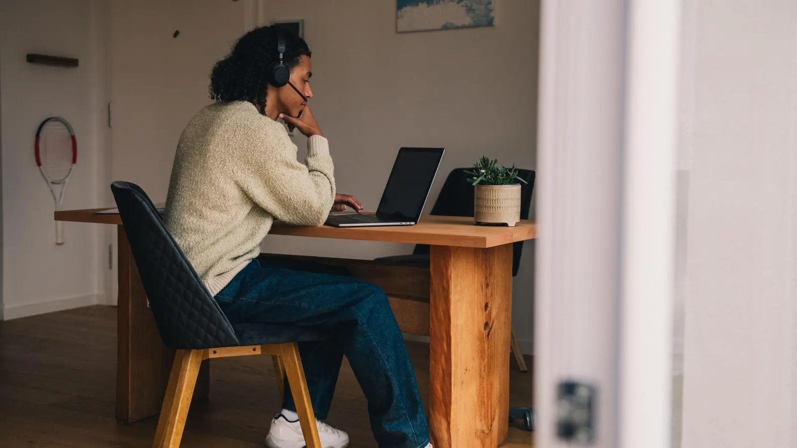 Online-Meeting? Generell kann der Arbeitgeber das Einschalten der Kamera verlangen - mit einigen Ausnahmen. (Foto: Zacharie Scheurer/dpa-tmn)