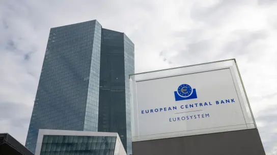 Die Europäische Zentralbank (EZB) in Frankfurt. Die Notenbank hebt den Leitzins nochmals an. (Foto: Boris Roessler/dpa)