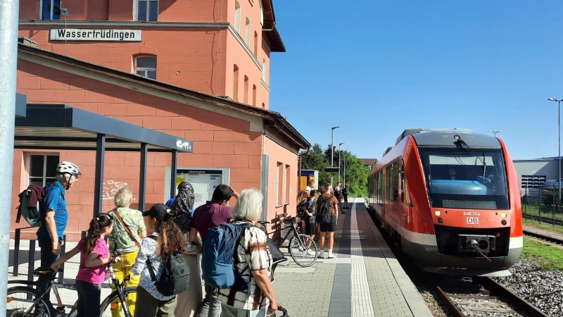 Seit der Inbetriebnahme der nördlichen Hesselbergbahn in Richtung Gunzenhausen und Pleinfeld im Dezember 2024 wird der Zug gut angenommen. (Foto: Peter Tippl)