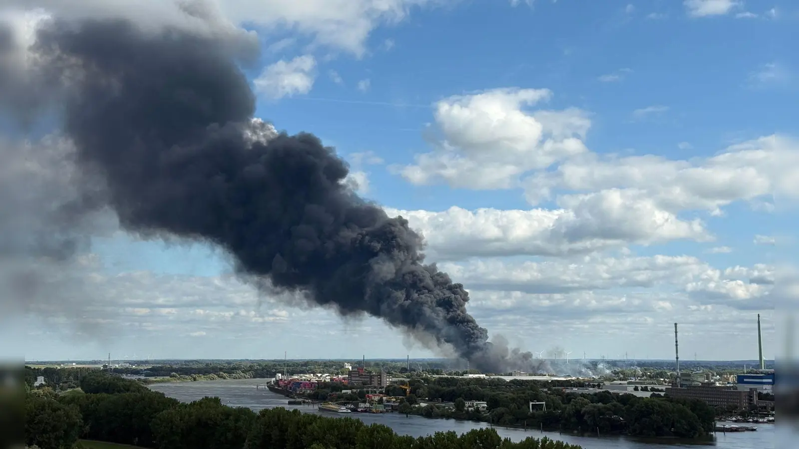 Eine große Rauchwolke ist bei einem Brand in Hamburg über der Stadt zu sehen. (Foto: Daniel Bockwoldt/dpa)