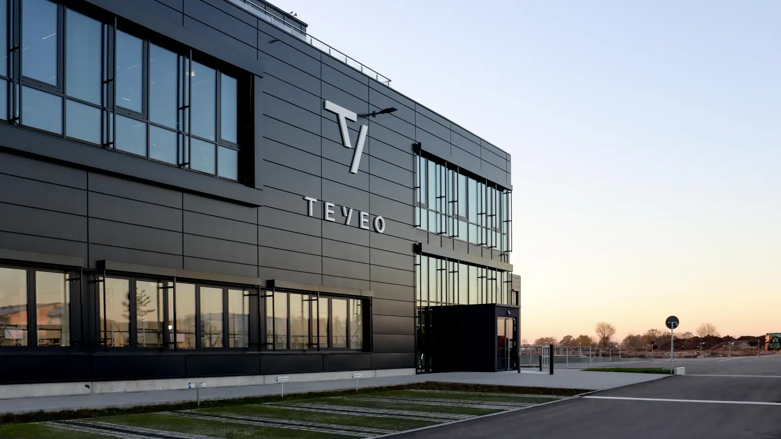 In diesem Gebäude sind die Büros und Aufenthaltsräume untergebracht. Die Kommissionierung und die Retouren-Bearbeitung finden ebenfalls am neuen Standort statt. (Foto: Antonia Müller)