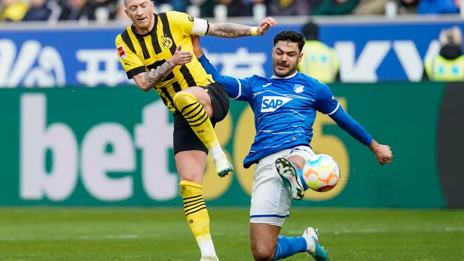 BVB-Kapitän Marco Reus (l) verlängerte seinen Vertrag. (Foto: Uwe Anspach/dpa)