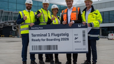 Sechs Millionen Passagiere im Jahr entsprechen etwa den Fluggastzahlen des Flughafens Hannover, wie Finanzminister Albert Füracker (in orange) sagt  (Foto: Leonie Asendorpf/dpa)