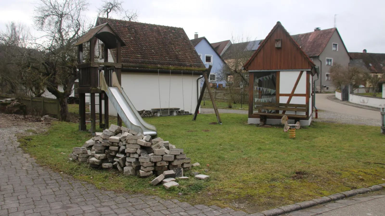 Der kleine Spielplatz in Wolfsau wird rege genutzt, hieß es in der Gemeinderatssitzung. Nur steht er zum Teil auf Privatbesitz und muss nun verlegt werden.  (Foto: Stefan Neidl)