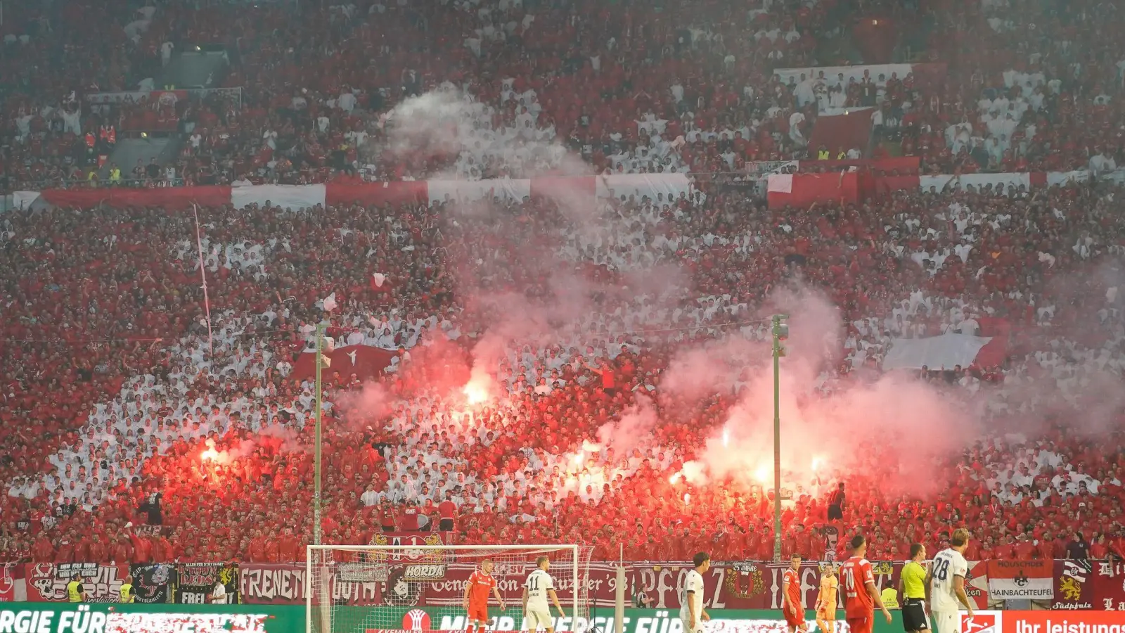 Im Südwest-Derby gab es viele Emotionen auf den Rängen. (Foto: Marc Schüler/dpa)